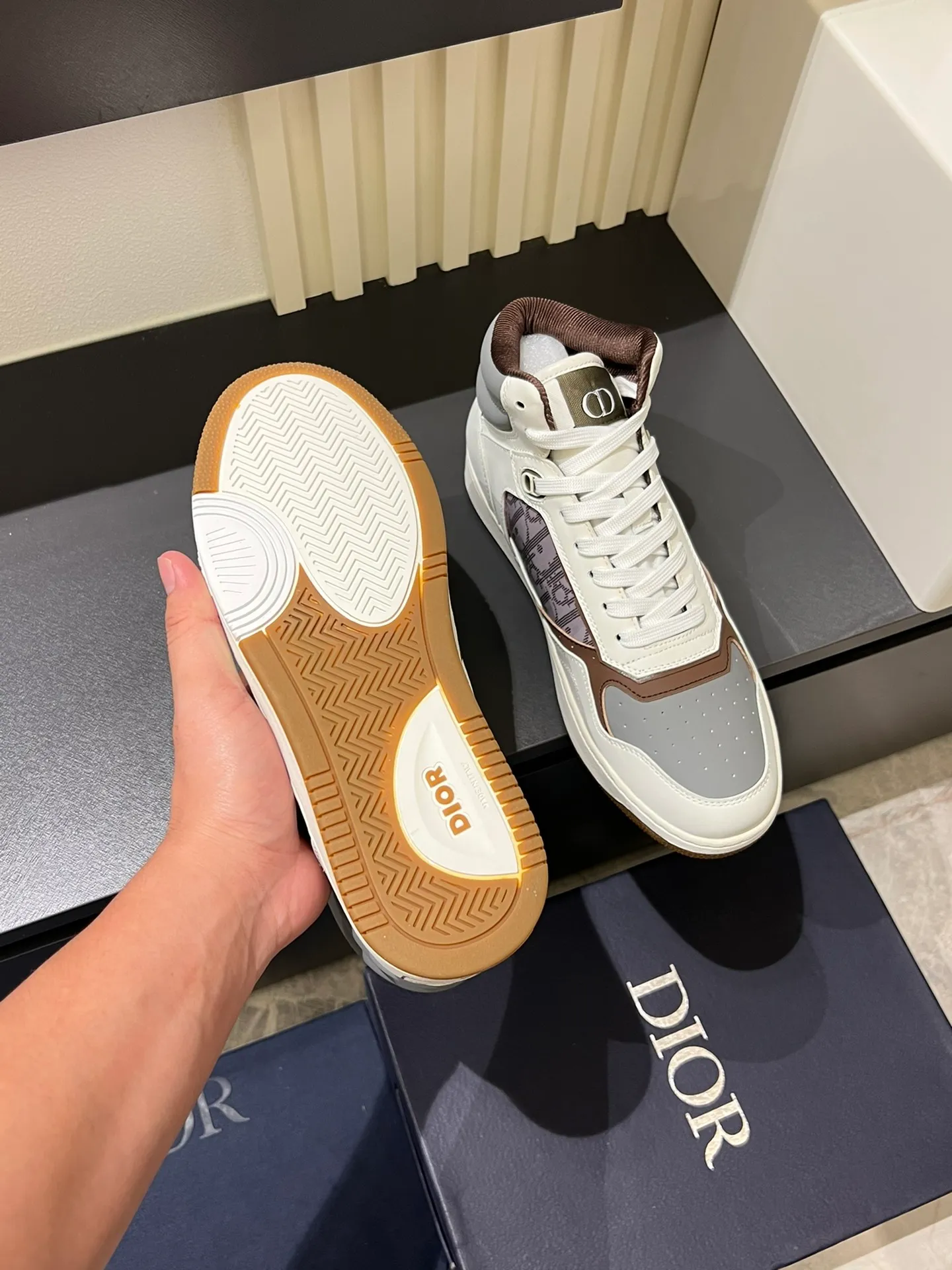 Men's shoes 💰p460 "Dio*" mid-top B27 casual sneakers. This B27 high-top sneaker is a new product in the series and continues Di*r's classic style. Crafted from gray and white smooth calf leather with beige and black Oblique print panels on the sides. The "CD Icon" shaped shoelace eyelets are clever and delicate, and the two-color rubber sole, rear collar and heel are all equipped with the brand's iconic details to enhance the style. Oblique printed straps at the ankle allow for an adjustable fit to complement the overall design. Fashionable and versatile, it can complement any look. Create an exquisite design with unique dynamic vitality and modern atmosphere, presented in low-top and high-top styles. This new must-have shoe adds a new dimension to Dior's archive heritage, embodying modern elegance. Purchase the original version and make it 1:1. If you need top quality, please come to me! Male 38-44!